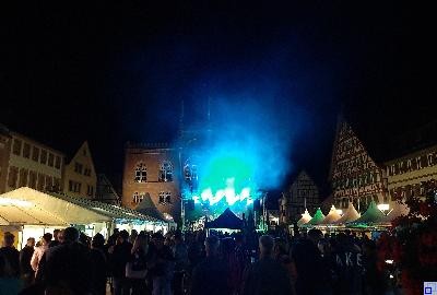 Partystimmung bei der FG Bischemer Kröten auf dem Marktplatz